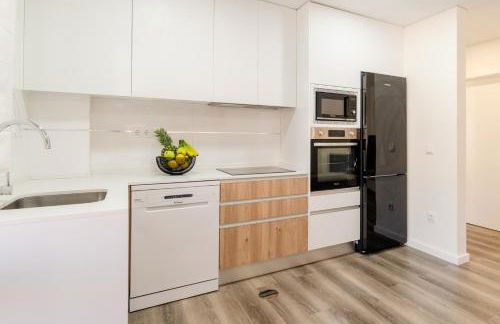 Spacious & Stylish Flat with Garage by HostWise - Foto 20