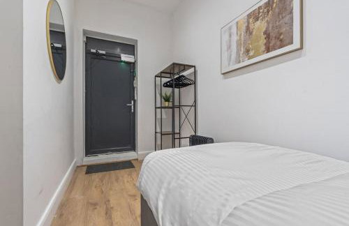 Coulsdon Grand - Sleeps 8 - 5 BR - Free Parking - Foto 24