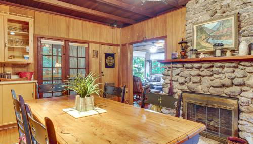 13 Mi to Beach! Forest Brook Creekfront Cabin - Foto 2