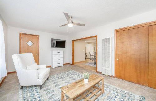 Cozy 1 Bed 1 Bath Home with Garage and Fenced Yard - Foto 4