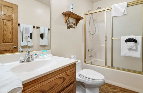 North Shore Lakefront - Spacious Lakefront with Hot Tub, & Game Room - Foto 58