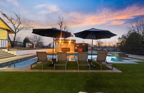 Sleeps 13 Saltwater Pool Fully Fenced in Yard - Photo 35
