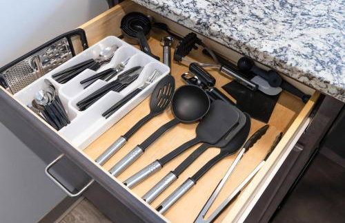 Luxe Condo in Downtown Cleveland l 2 TV's l Parking - Foto 10