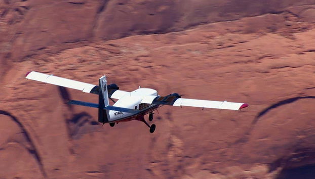 Monomotor sobrevoando o deserto do Arizona