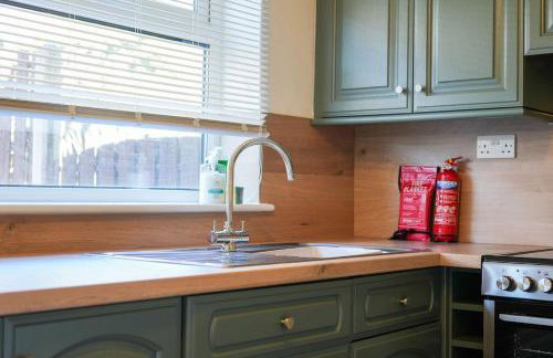 Stupton House, Large 3 Bed House that Sleeps 8 with Full Size Pool Table & FREE Parking - Hosted by Stay Host Save - Foto 34