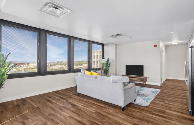 Sleek 2BR Downtown Retreat with Gym - Foto 32