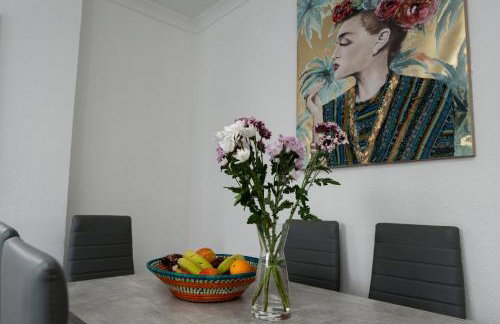 Stylish 4BR House, Sleeps 7, High-Speed Wi-Fi, Long Stay Friendly - Foto 44