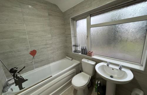 4 Beds House for Families & Contractors with Free Parking - Photo 11