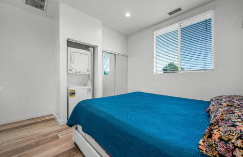 Modern 1 Bedroom Loft in Hollywood with Full Kitchen and Central AC Free Gated Parking - Photo 13