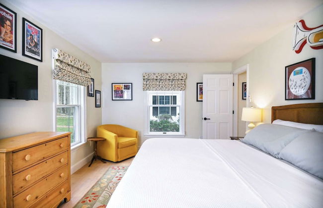 Playhouse Family Escape for 4! - Photo 2