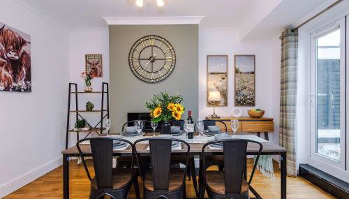 Spacious 3 Bed Home in Great Location by 53 Degrees Property - Ideal for Business with Parking - Foto 5