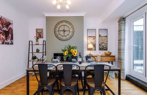 Spacious 3 Bed Home in Great Location by 53 Degrees Property - Ideal for Business with Parking - Foto 5