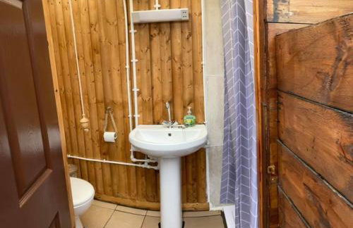 The Old Pumphouse Shepherds Hut with Hot Tub - Photo 25