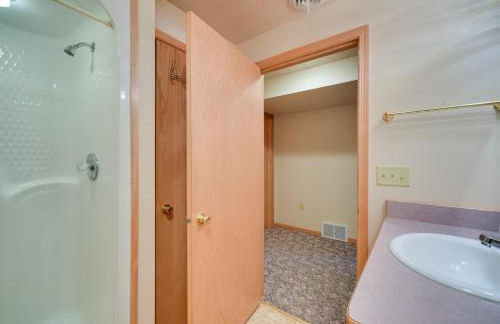 Lakefront Birchwood House with Deck and Fire Pit! - Foto 23