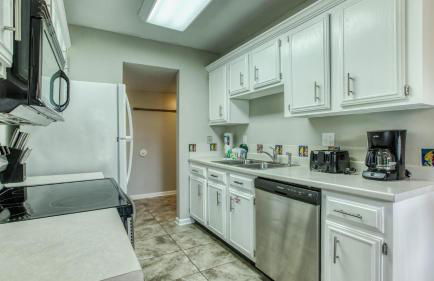 Cozy renovated ground floor unit - Golf Villa - on the Golf Course - Photo 14