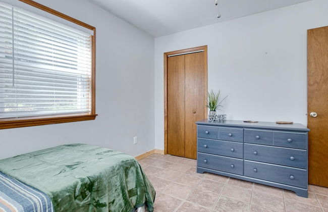 New River 3BR - Fishing, Kayaking, Hot tub, VT Game Weekends - Photo 3