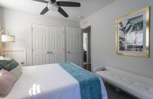 Fam-Biz Friendly 3BD with Fire pit & BBQ - Downtown - Foto 45