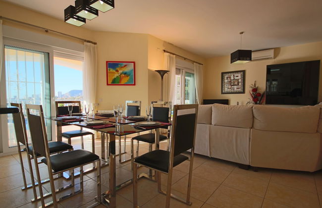 Sunny 3BR Villa w/ Endless Views & Heated Pool - Walk to Beach & Dining - Foto 8
