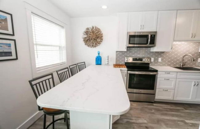 Calming Waves - 2 1 Condo 1 Block From Beach - Photo 2