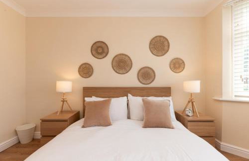 Pass the Keys Stunning Spacious Chessington Gem with Parking - Photo 21