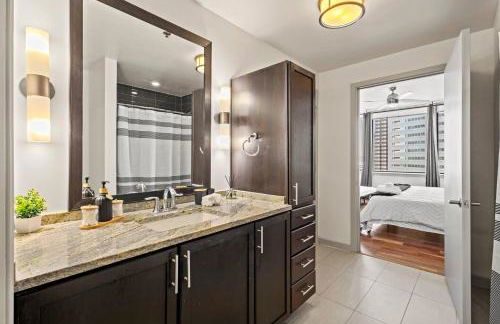 Beautiful Apt in Downtown W/ Pool | Parking - Foto 43