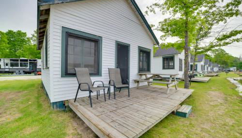 Sandy Beach and Sunset Views Cedarville Cabin 3! - Foto 2