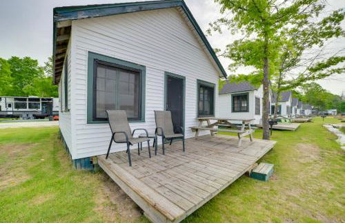 Sandy Beach and Sunset Views Cedarville Cabin 3! - Foto 2