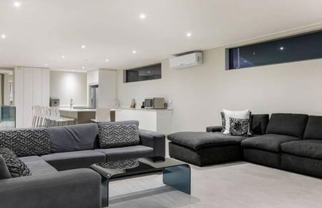 Large 9 Bedroom Villa in Camps Bay w Pool Apostles Views - Photo 8