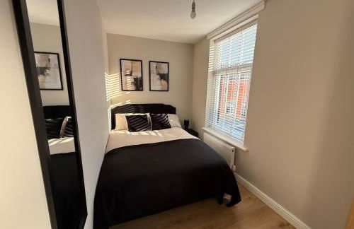 Modern 3 Bedroom house, short walk to train station and town centre, close to Manchester Airport and PLouise - Foto 14