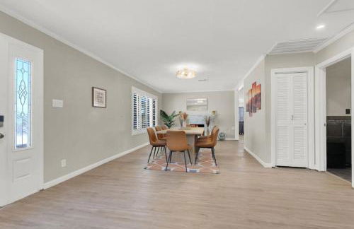 Spacious 4BR plus Den with Pool, Jacuzzi, BBQ, Near Strip - Foto 23