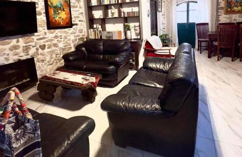 Art House Pagoi Sleeps 6 Parking 5 min to Beach - Photo 12