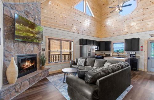 Smoky Bear Splash Top Rated Private Pool Cabin with Hot Tub, Mtn Views, Arcade Games, Excellent Location - Foto 11