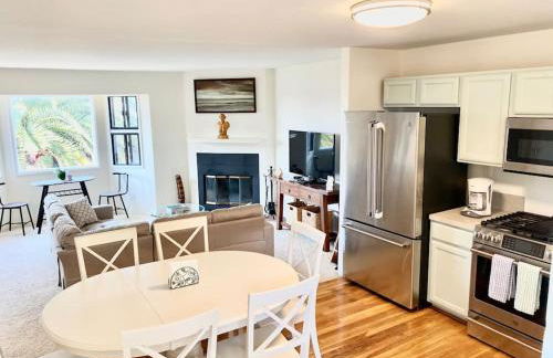 Modern & Cozy Gem ~ Walk to the Beach ~ Queen Beds - Photo 1