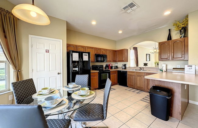 This Amazing 6 Bedroom Property With a Lake View - Foto 19