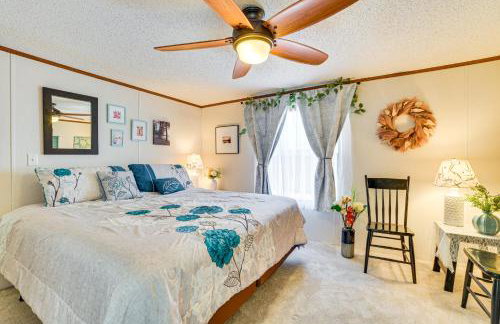 Walk to Houghton Lake! Family Retreat with Patio - Foto 12