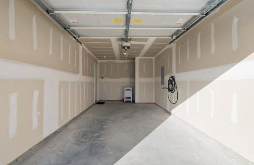 New 3BR Raceday Retreat - Steps from Speedway - Foto 47