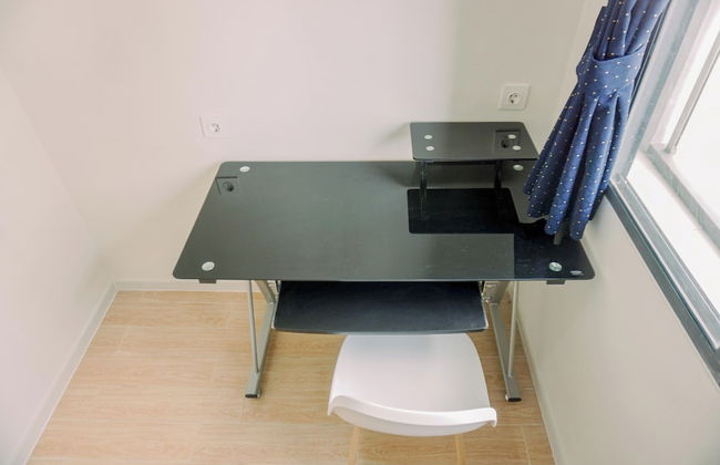 Comfort 1Br With Working Room At Daan Mogot City Apartment - Foto 23