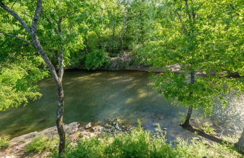 River Lodge Escape with Hot Tub - Foto 43