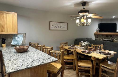 Spacious Luxury Villa Retreat with Jetted Tub, Fireplaces, Balconies, and Smart TV in North Utica, Illinois - Foto 14