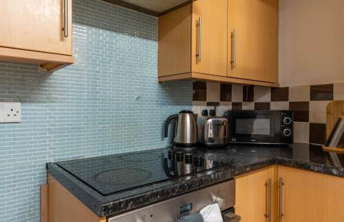 "Furnished Rentals Direct" DominionHouse cul-de-sac Home for 6 people in Anfield near LFC, Goodison Park, Free Street Parking, Suits Travellers, contractors and Family, Near Football action and 10 minutes drive to Liverpool City Centre - Foto 9