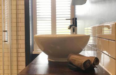 Emerson House, dog friendly with log burner close to waters edge and harbour - Photo 35