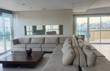 Ap na beira da praia dos cavaleiros Macaé Palace - Foto 13