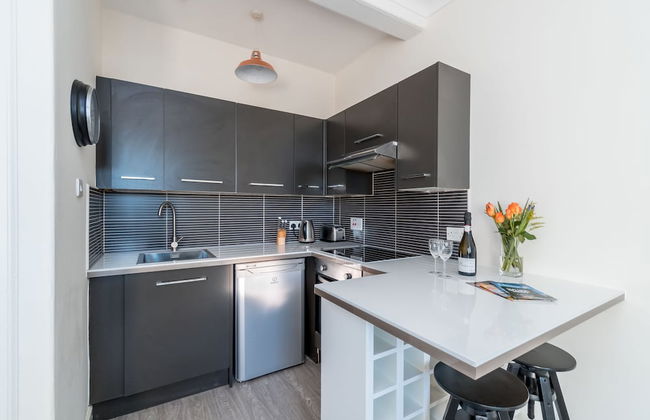 Silver Lining Charming Meadowbank Flat - Photo 9