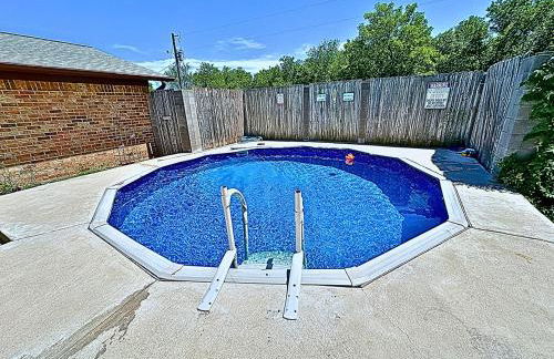 Texas Speedway Retreat: Desk + Cowboy Dipping Pool by Vacation Your Way - Foto 19