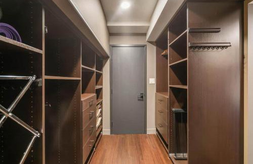 Luxury 3BR Hillside Retreat wAC Panoramic View - Photo 24