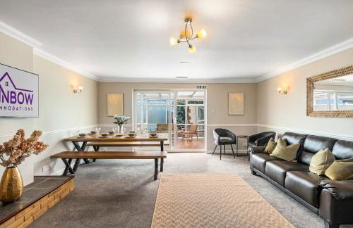 Stylish 5-Bedroom House, Accommodates 10, Fast Wi-Fi & Private Garden - Foto 14