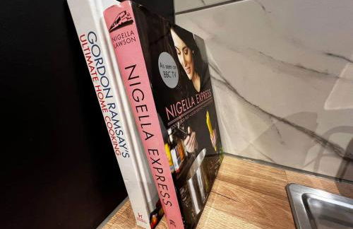 Elegant Hayfield Escape - Heart of Peak District - Photo 25