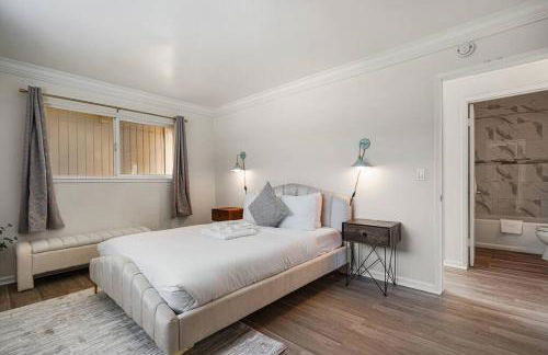 Charming 2BR Coastal Getaway in Pacifica - Photo 16