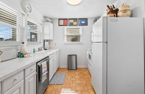 Seaside Sunrise: A Peaceful Escape by the Ocean - Photo 11