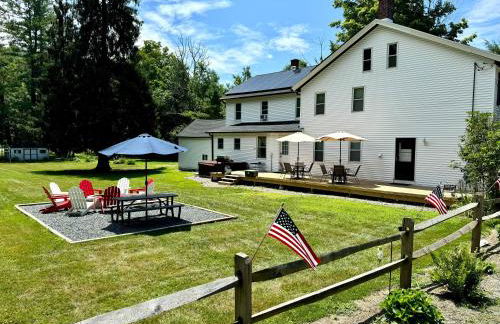 Berkshire Retreat Grand Home with Hot Tub and Large Yard, 5 mins from Jiminy Peak - Foto 1